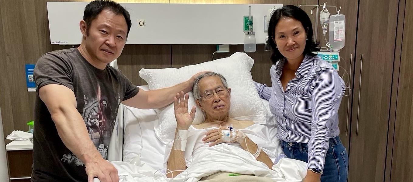 El expresidente peruano Alberto Fujimori acompañado de sus hijos Keiko y Kenji. 