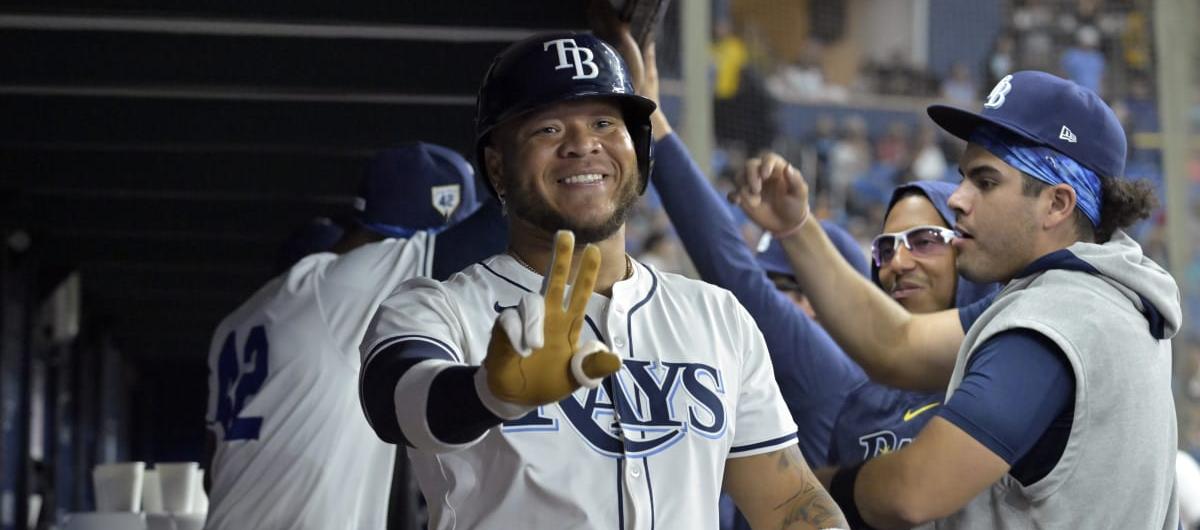 Harold Ramírez en el dugout de los Rays tras batear su jonrón ante los Angelinos. 