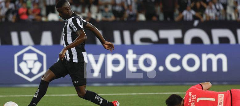 Luiz Henrique anotó el primer gol de Botafogo tras eludir al portero Gustavo Britos. 