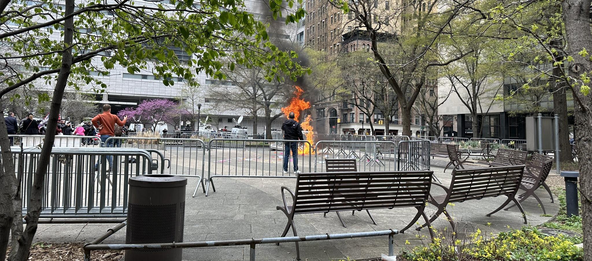 Momentos en que el desconocido se prende fuego