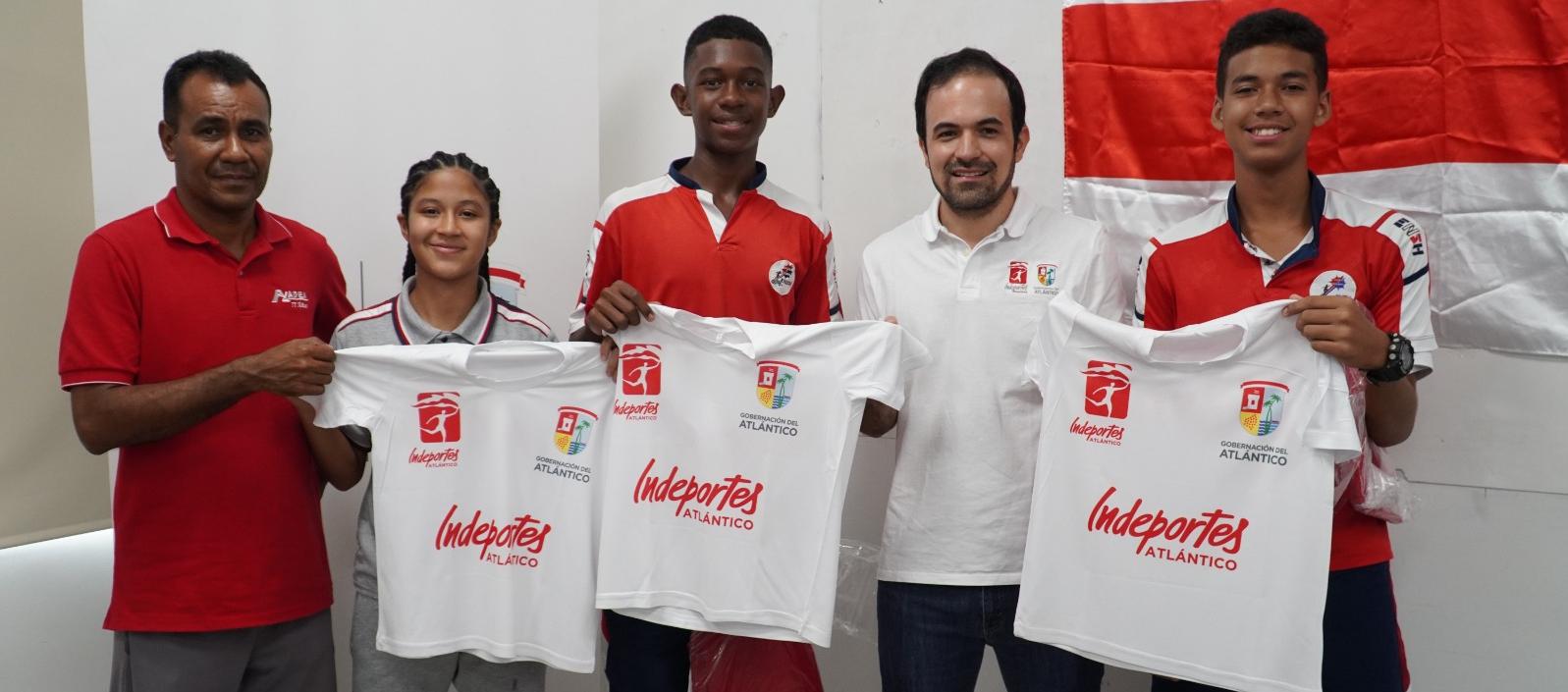 Iván Urquijo, director de Indeportes Atlántico, hizo entrega de los uniformes a los deportistas.