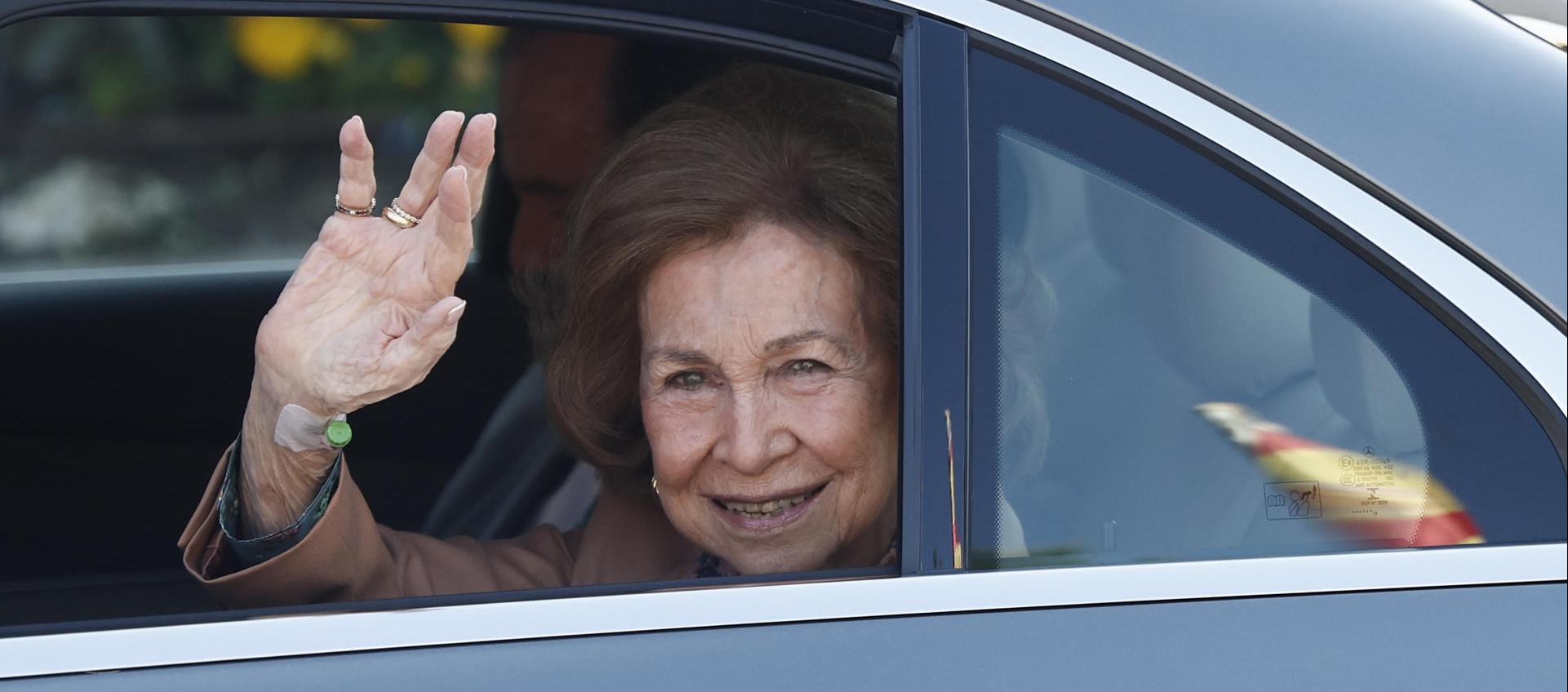 La reina emérita Sofía saluda a la salida de la clínica Ruber Internacional de Madrid