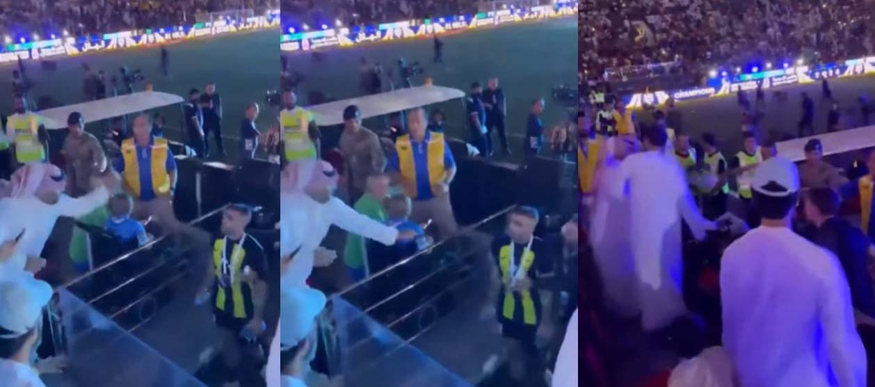 Momento de la agresión del aficionado del Al Ittihad al jugador Abdul Razzaq Hamdallah.