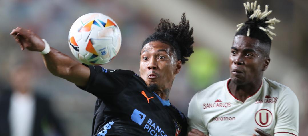 José Quintero, de Liga de Quito, domina la pelota ante la marca de Segundo Portocarrero, de Universitario.