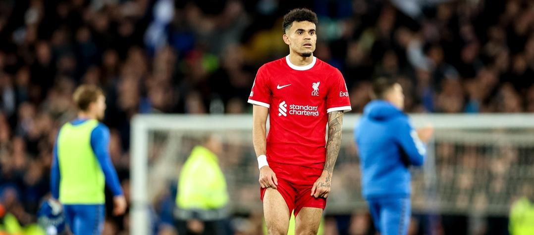 La decepción de Luis Díaz tras la derrota del Liverpool ante el Everton.