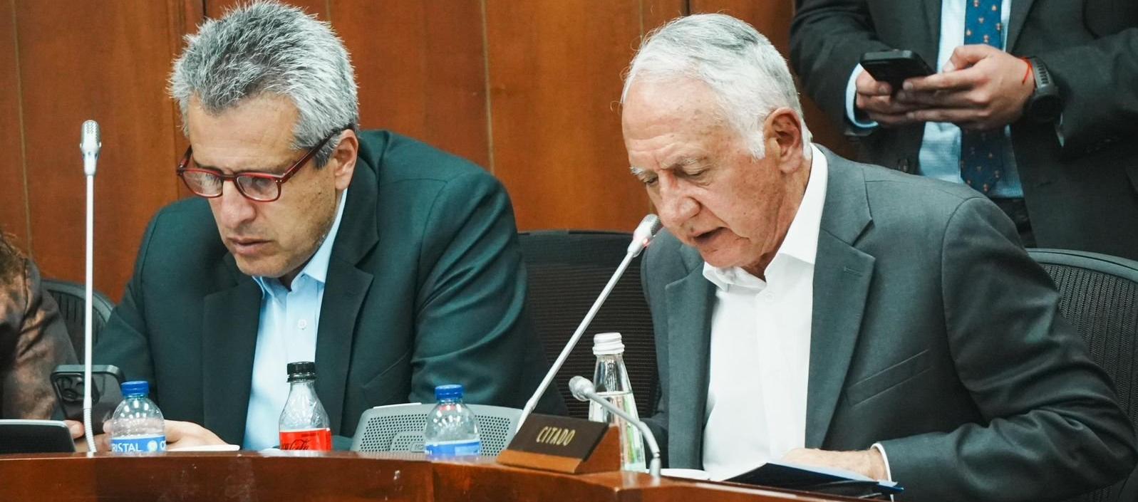 El ministro del Interior, Luis Fernando Velasco, y el titular de Salud, Guillermo Alfonso Jaramillo