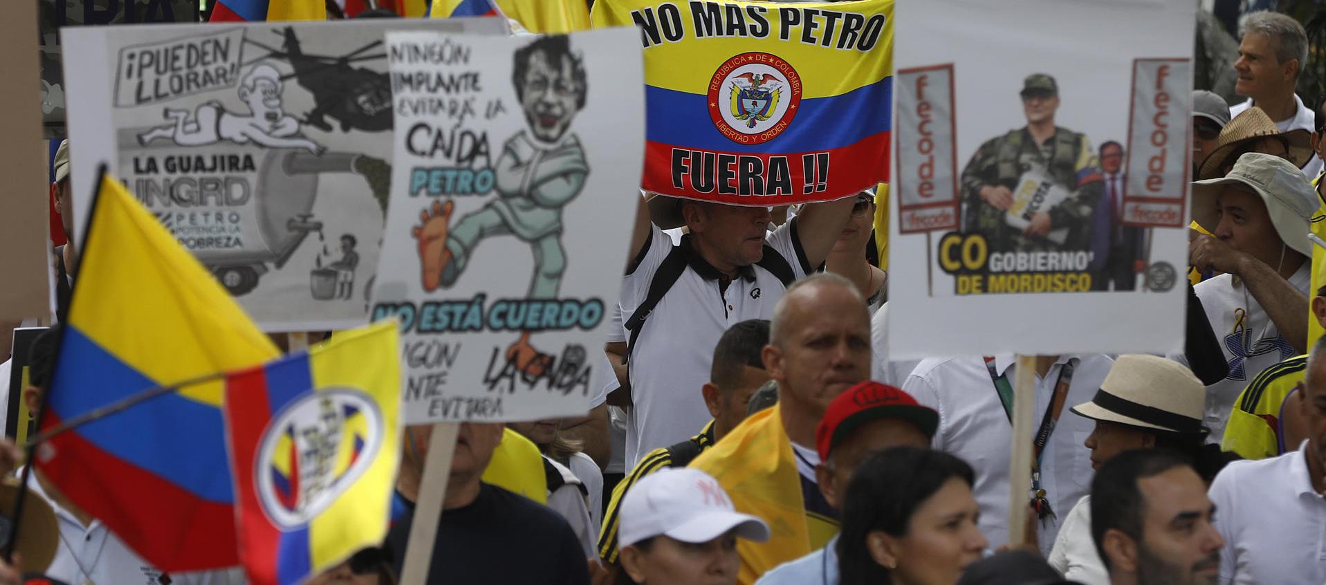 Ciudadanos participan en la marcha de este domingo en Medelín