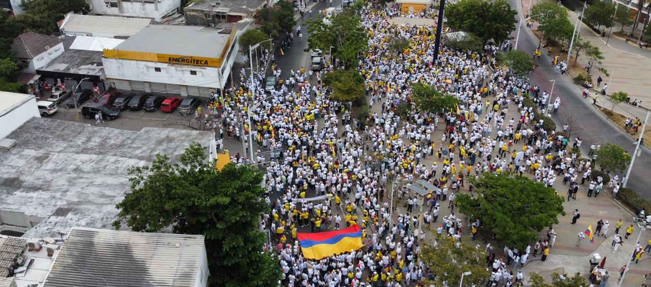 Barranquilleros marchan contra el gobierno del Presidente Petro.