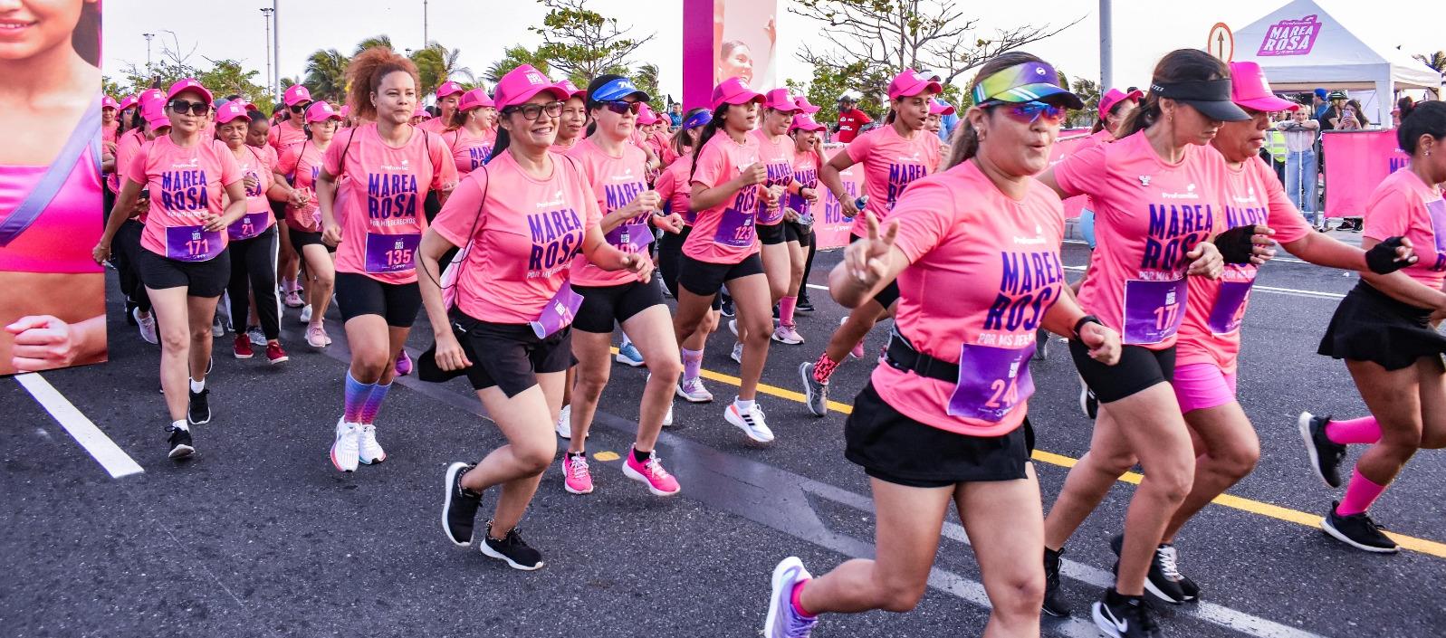 La carrera ‘Marea Rosa’ se realizó en el Gran Malecón del Río.