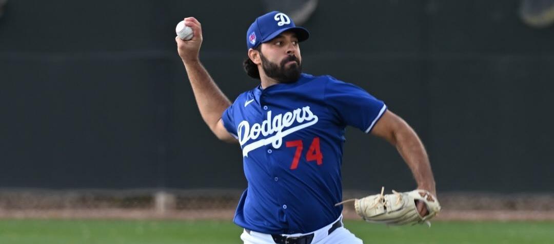 Nabil Crismatt debutó y ganó el domingo con los Dodgers. 