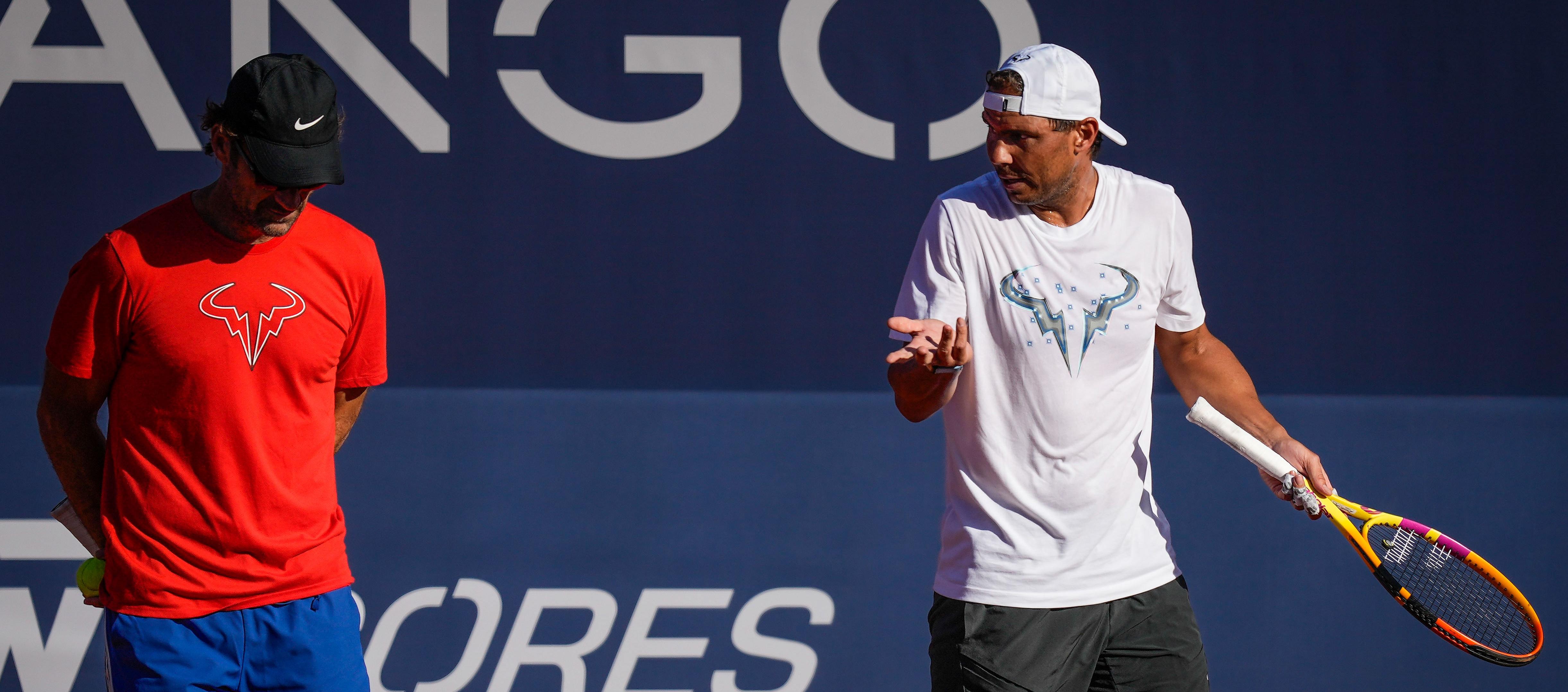 Rafael Nadal durante una práctica con su entrenador Carlos Moyá. 