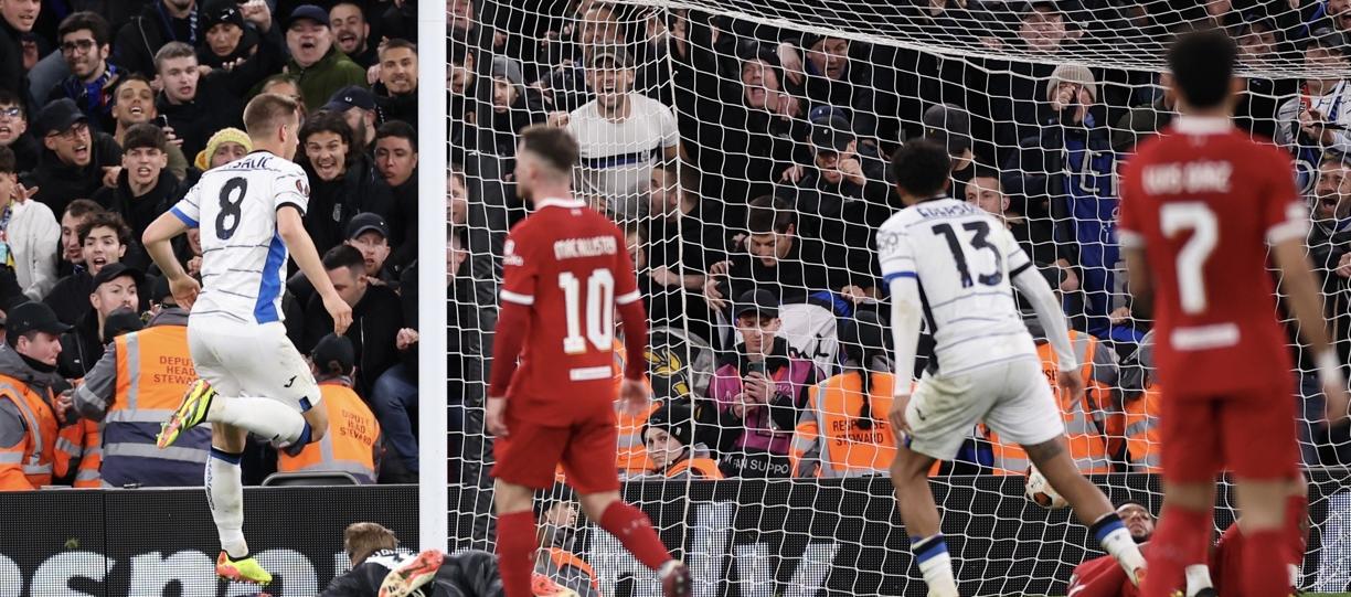 Accion del tercer gol del Atalanta, marcado por el croata Mario Pasalic. 