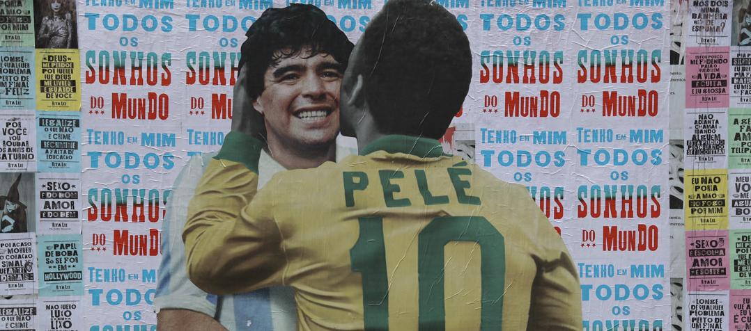 Diego Maradona y Pelé en un mural en la Avenida Paulista de Sao Paulo.