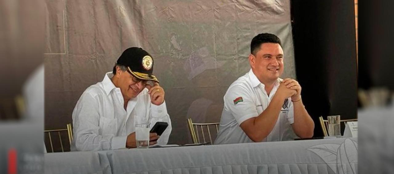 El presidente Petro y el gobernador de Arauca, Renson Martínez, en  un reciente evento en su departamento