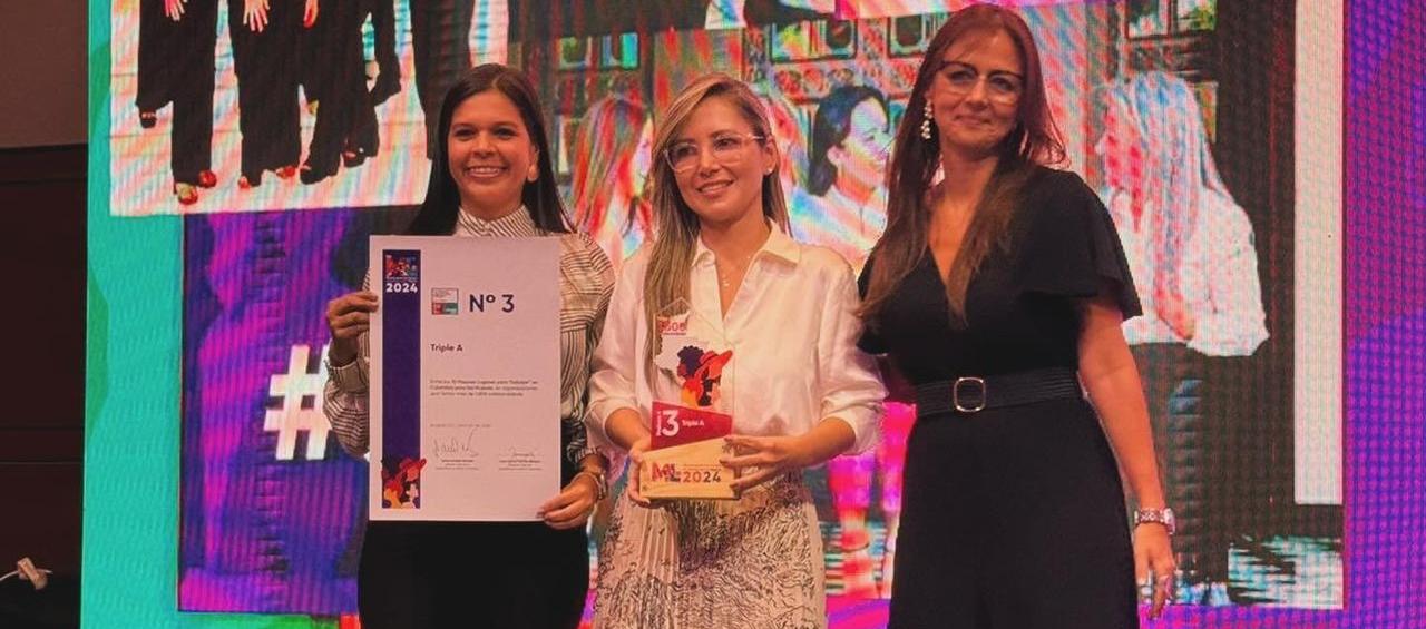 Lina Márquez, gerente de Gestión Humana de Triple A, recibió la distinción a nombre de la compañia