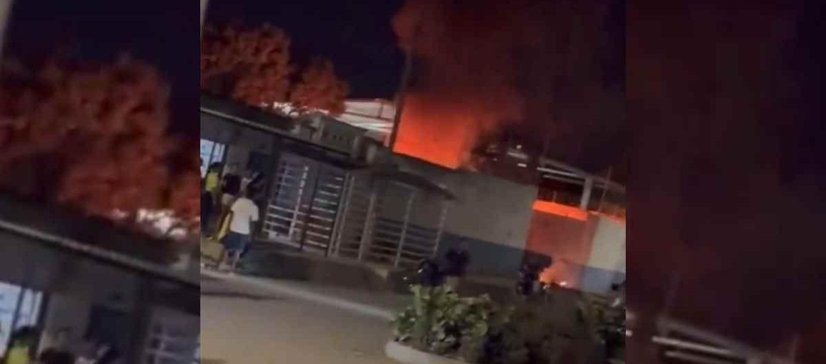 Imagen de la protesta y el incendio.