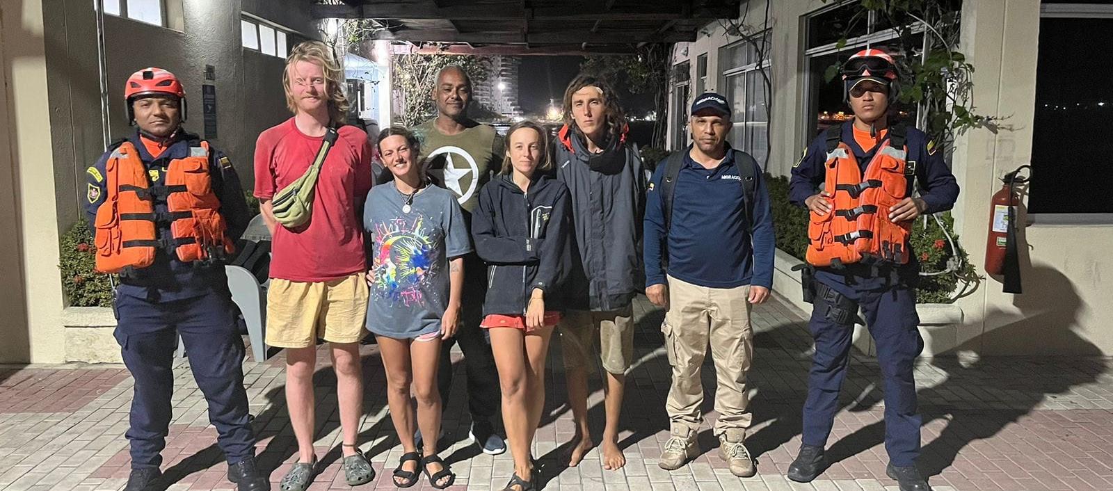 Personal de la Armada con los cinco turistas europeos rescatados cerca de Santa Marta