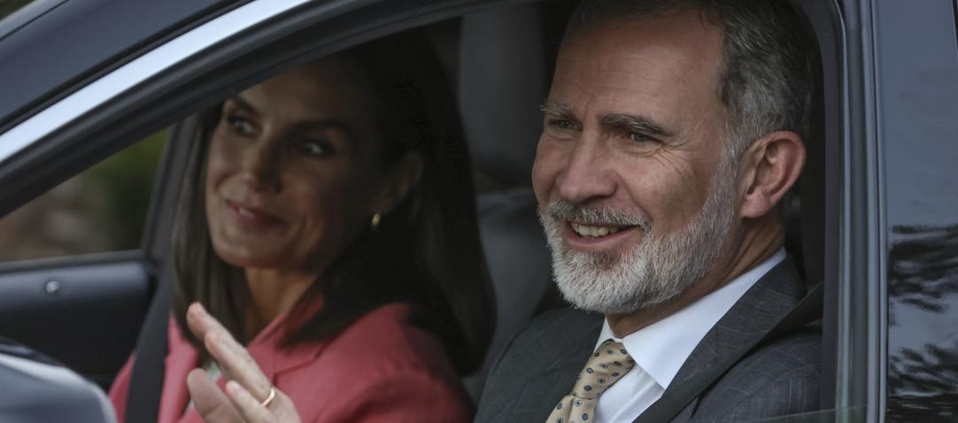 Los reyes Felipe VI y Letizia saludan tras visitar a la reina Sofía.