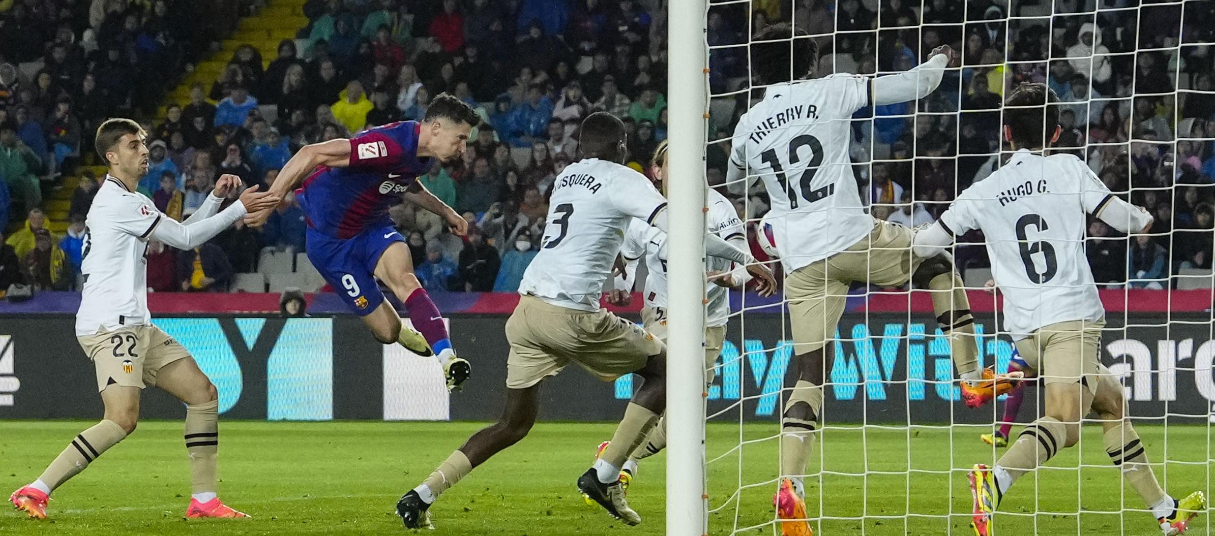 Cabezazo con el que Roberto Lewandowski marcó el segundo gol del Barcelona, primero en su cuenta personal.