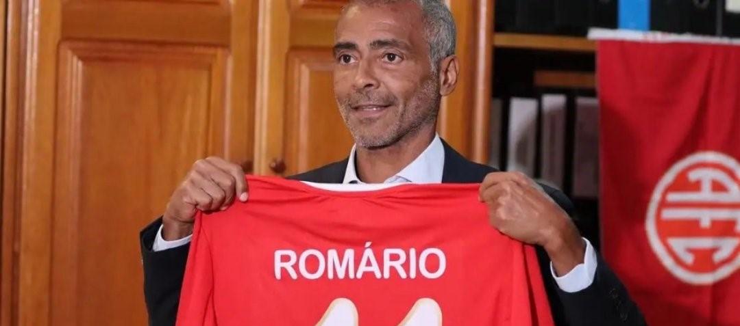 Romario es el presidente del América de Río de Janeiro.
