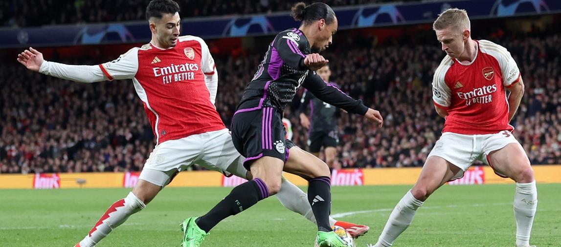 Leroy Sané, del Bayern Múnich, intenta pasar entre Oleksandr Zinchenko y Gabriel Martinelli.