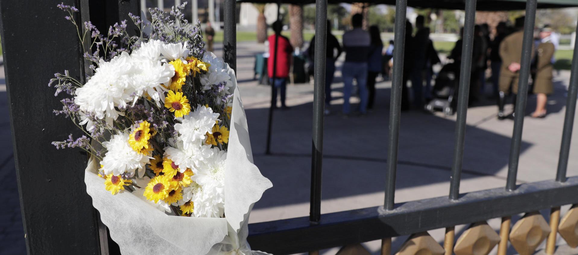 Personas llegan a firmar un libro de condolencias, en la Escuela de Carabineros, este sábado en Santiago, tras el asesinato de tres policías 