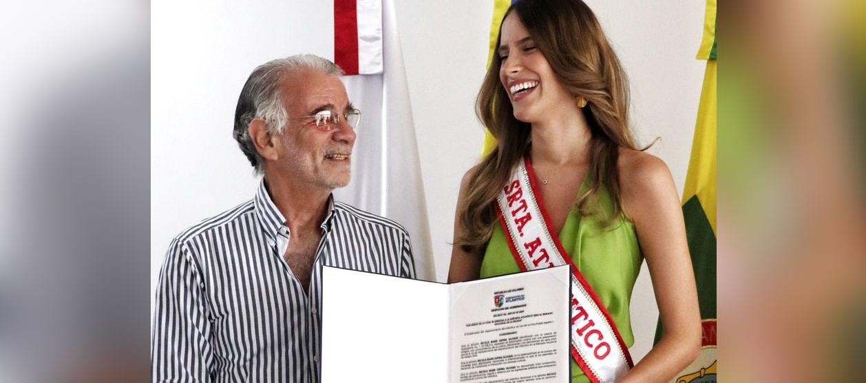 Eduardo Verano entregando el decreto a Nicolle Ospina.