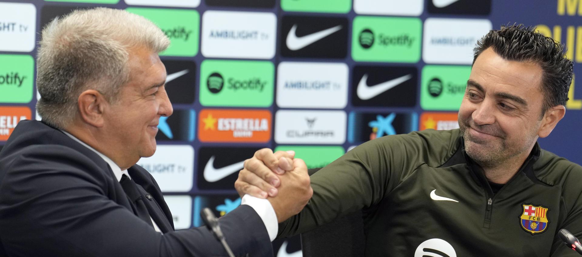 El saludo de Joan Laporta y Xavi Hernández en la rueda de prensa. 