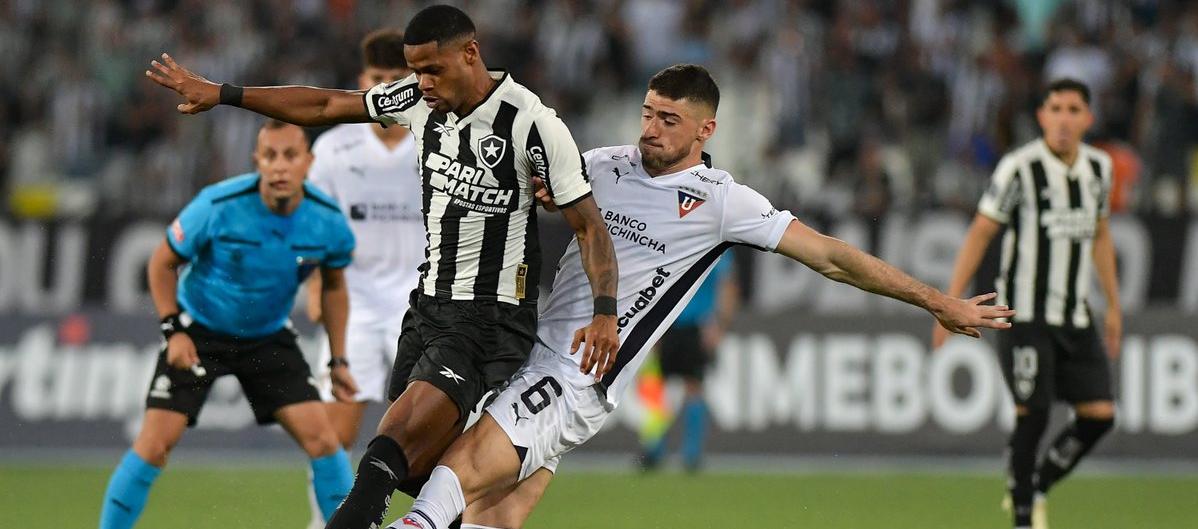 Junior Santos, autor del gol del triunfo de Botafogo, disputa el balón con Facundo Rodríguez.  