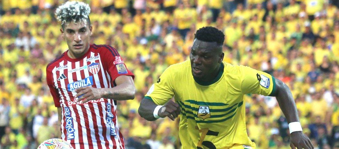 Gabriel Fuentes disputa el balón con Daniel Mosquera. 