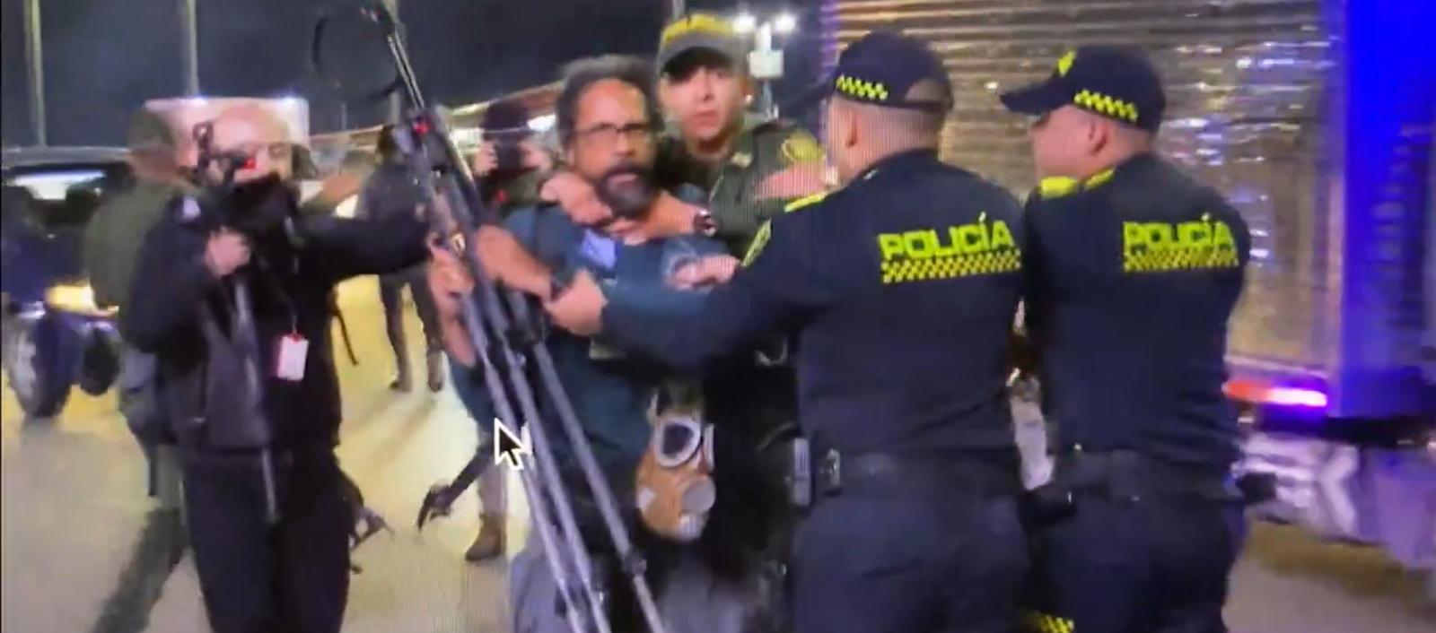 Momento en que eran agredidos los periodistas y nos les permitían cubrir la noticia. 