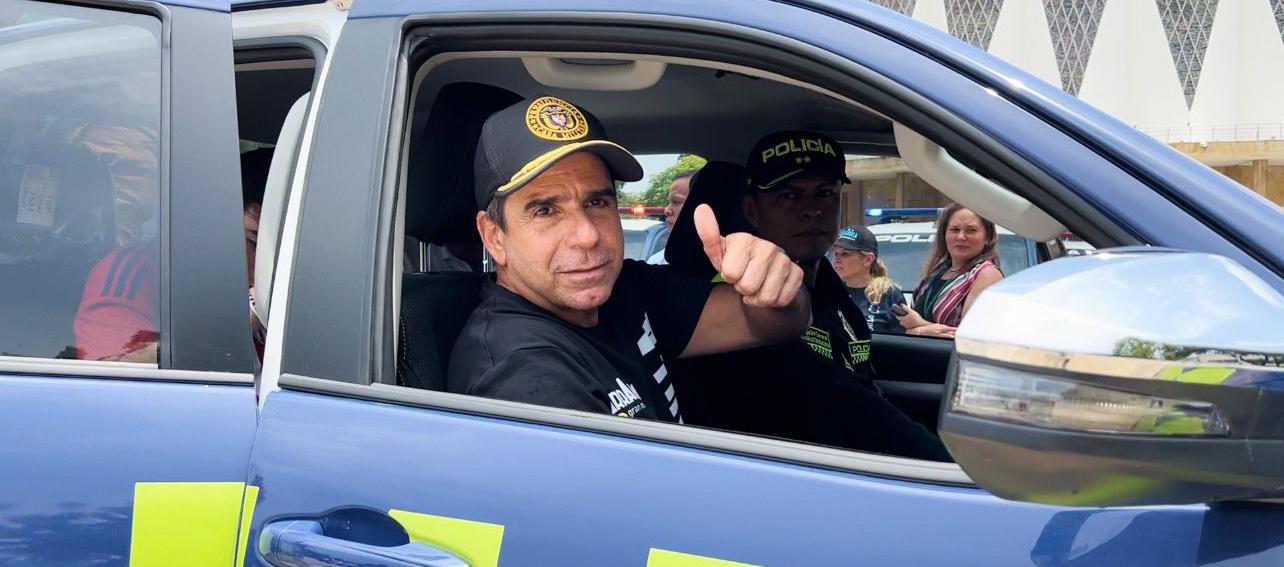 Alcalde Alejandro Char en una de las 40 camionetas.