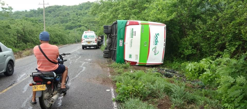 Bus accidentado en la vía a Tubará. 