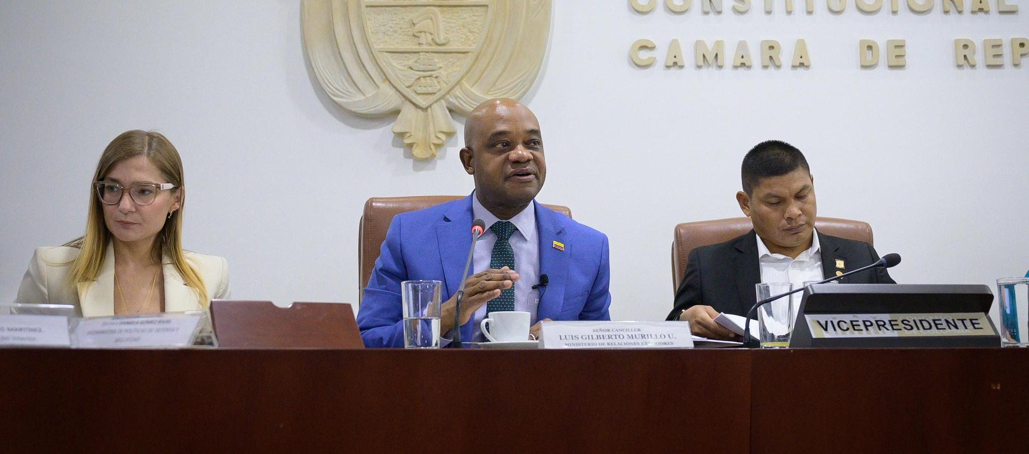 El canciller Luis Gilberto Murillo (centro) se reunirá con el subsecretario de Estado de Administración y Recursos de EE.UU., Richard Verma.