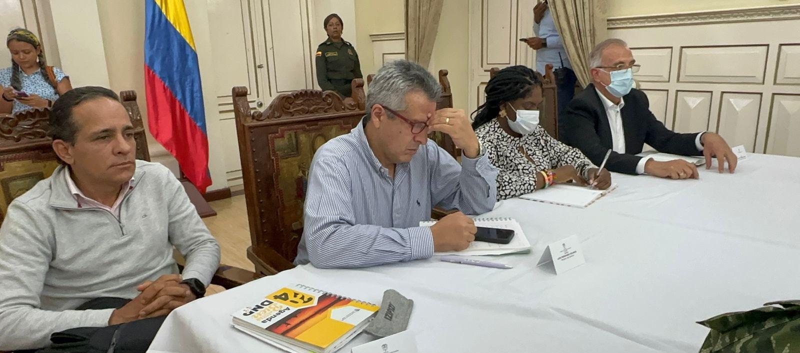 Los ministros de Defensa y del Inteior junto a la Vicepresidenta durante el Consejo de Seguridad en Popayán. 