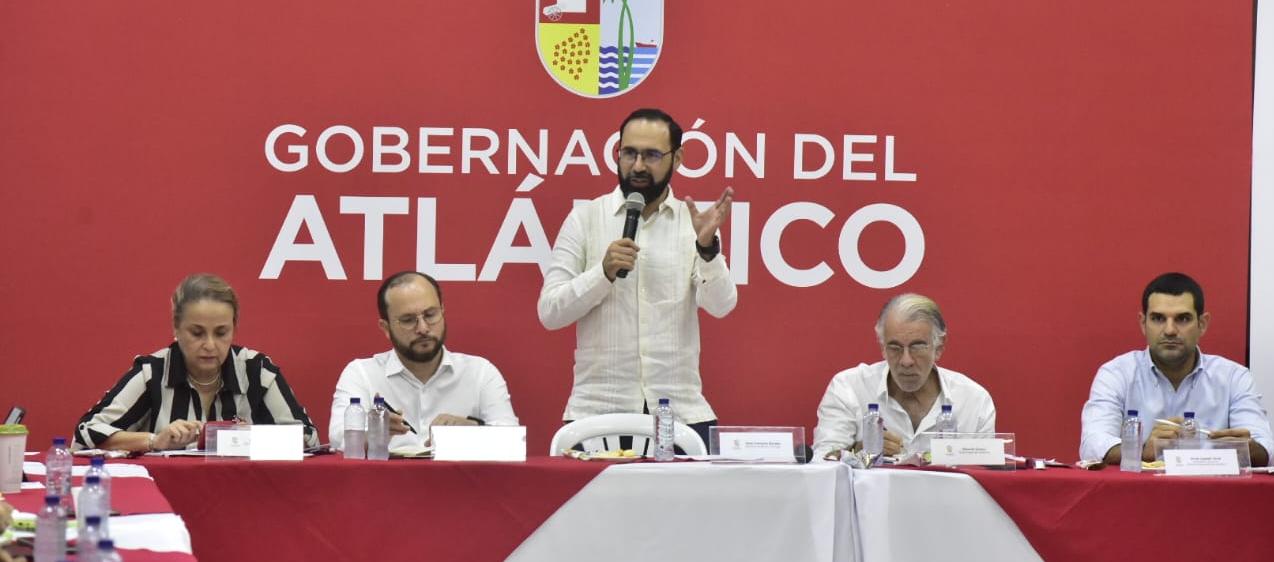 El Ministro de Minas, Andrés Camacho, interviene durante la reunión con líderes de la región.