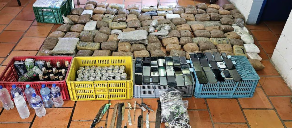 Elementos incautados en la cárcel. 