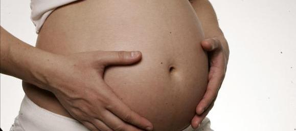 Mujer adolescente embarazada. 