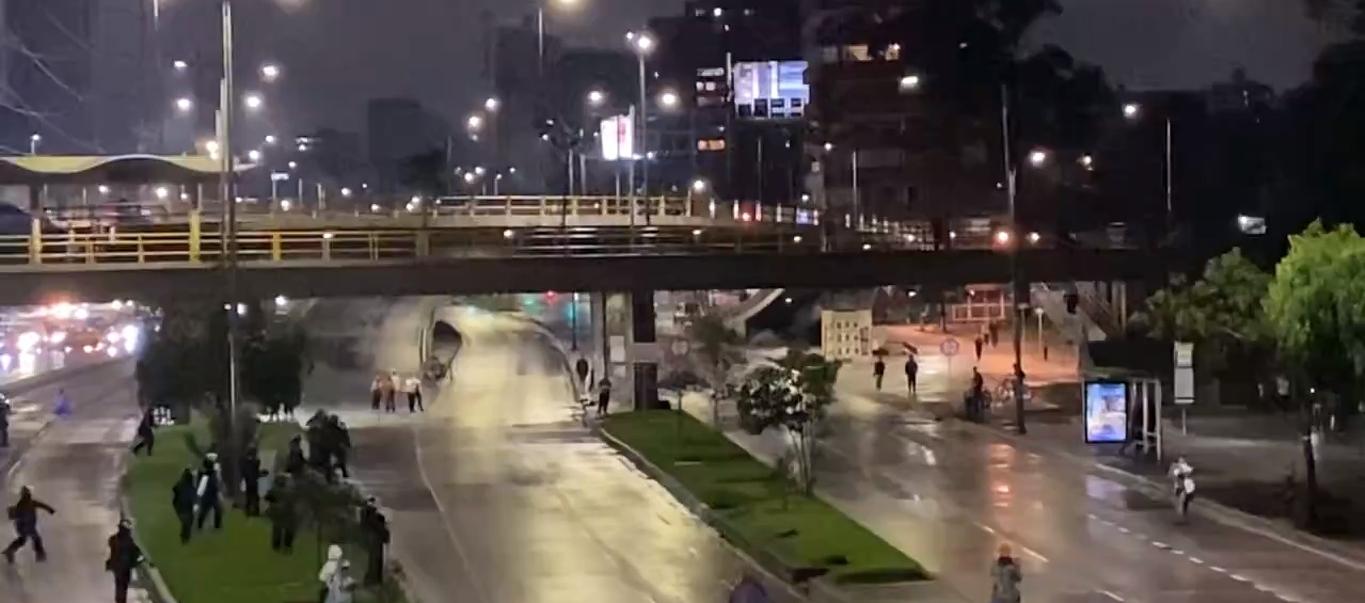 Encapuchados enfrentándose a la Policía. 