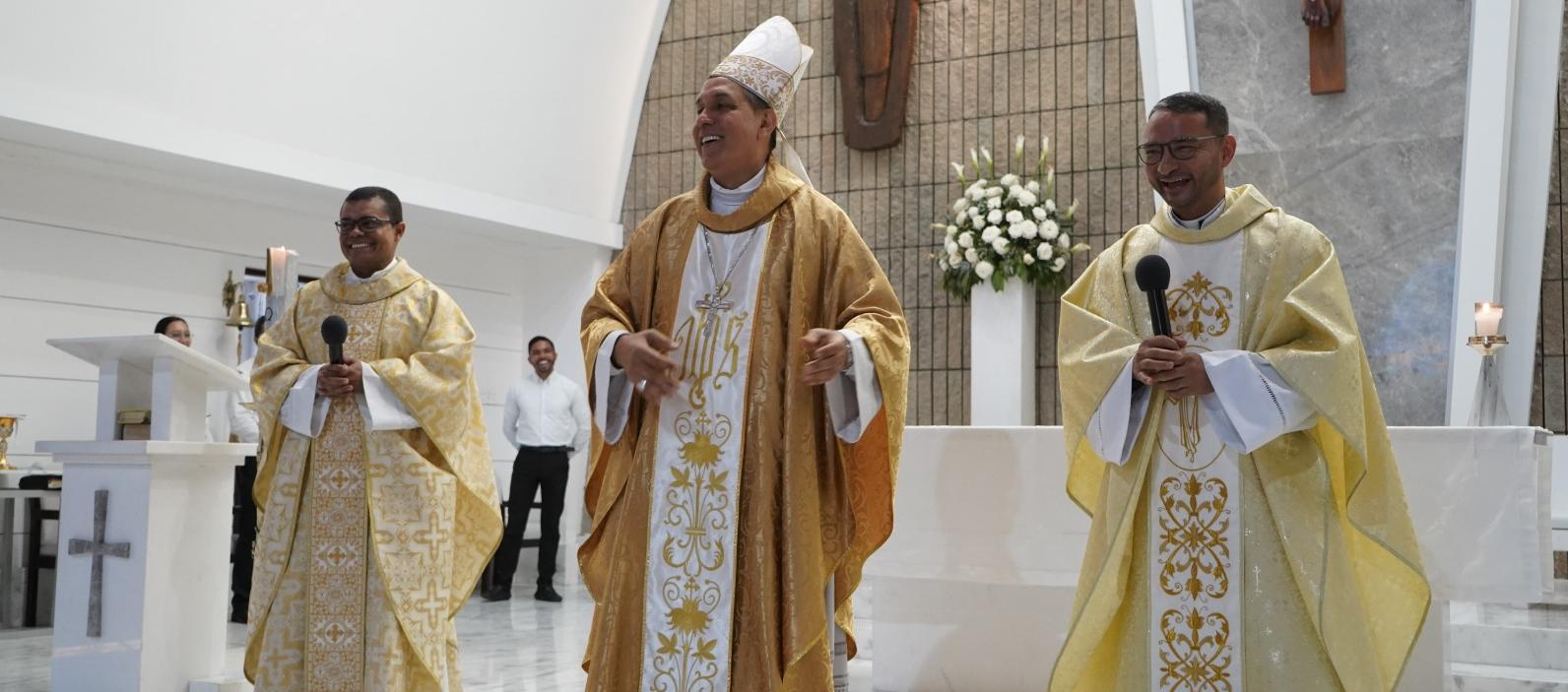 Padre Edgar Mejía, arzobispo Pablo Salas y padre Dimas Acuña.