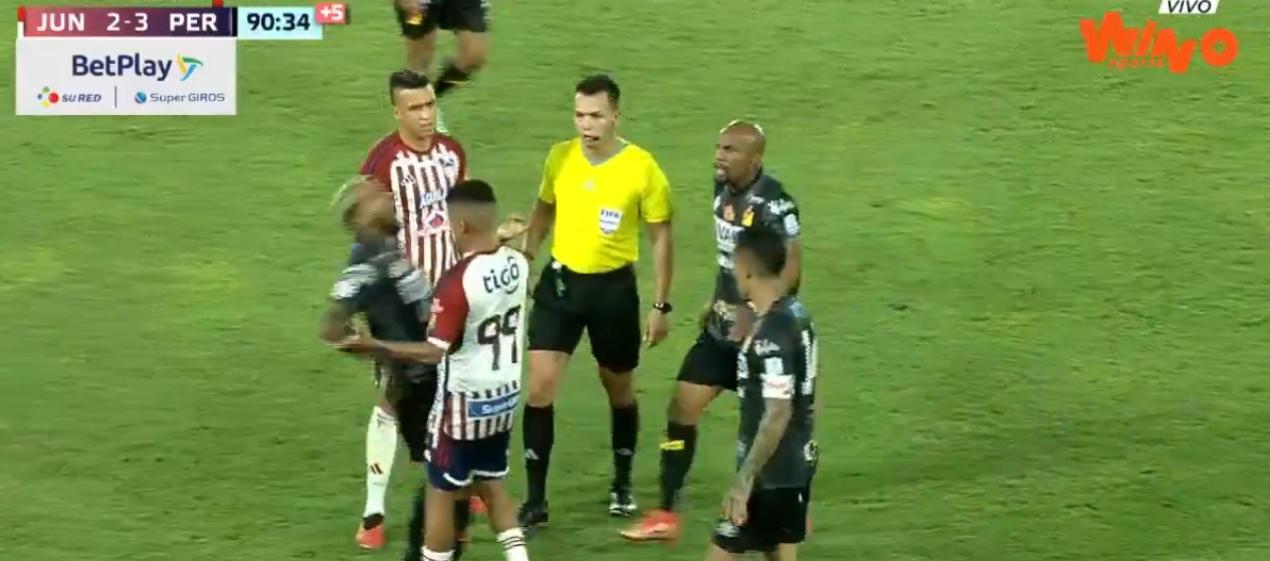 La falta cometida por José Enamorado durante el partido de ayer en el Metropolitano. 