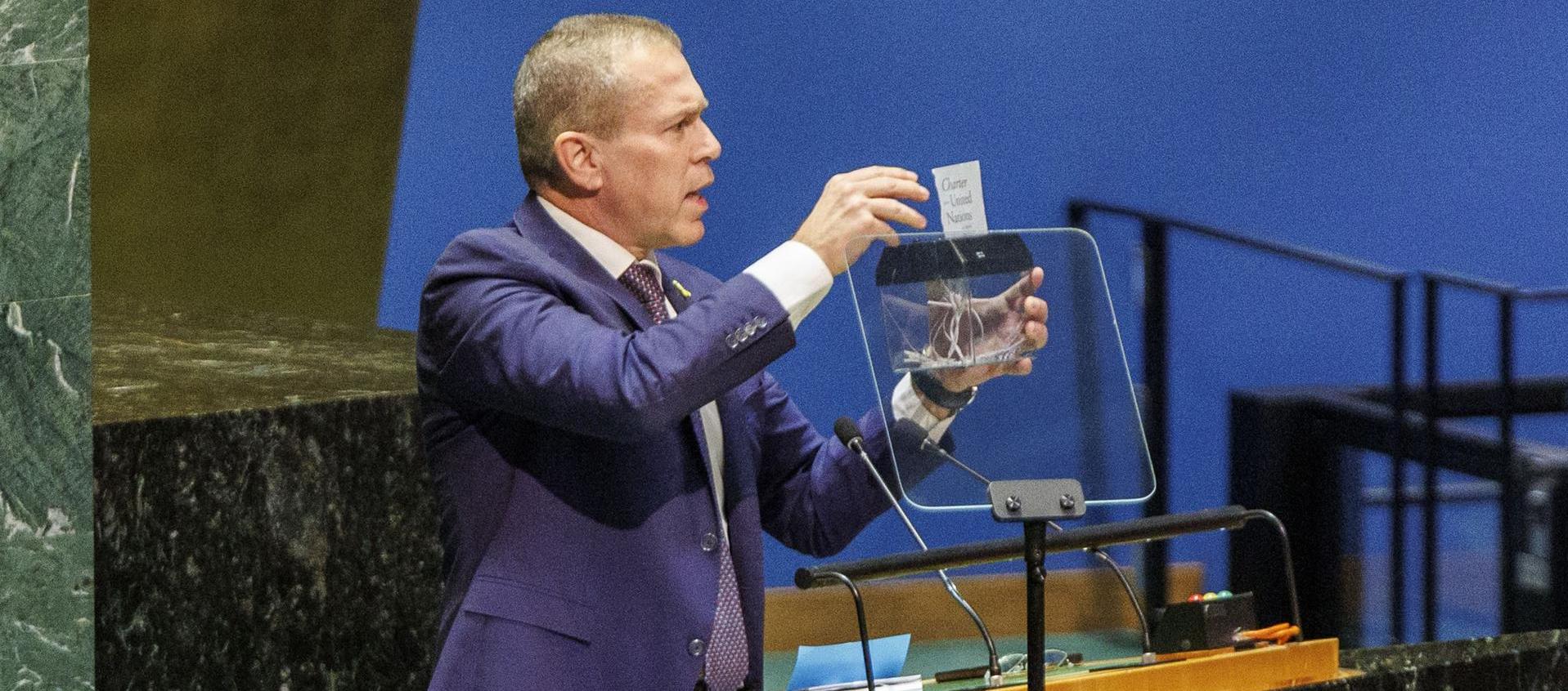 El embajador de Israel ante la ONU, Gilad Erdan, destruye la carta fundacional de la ONU.