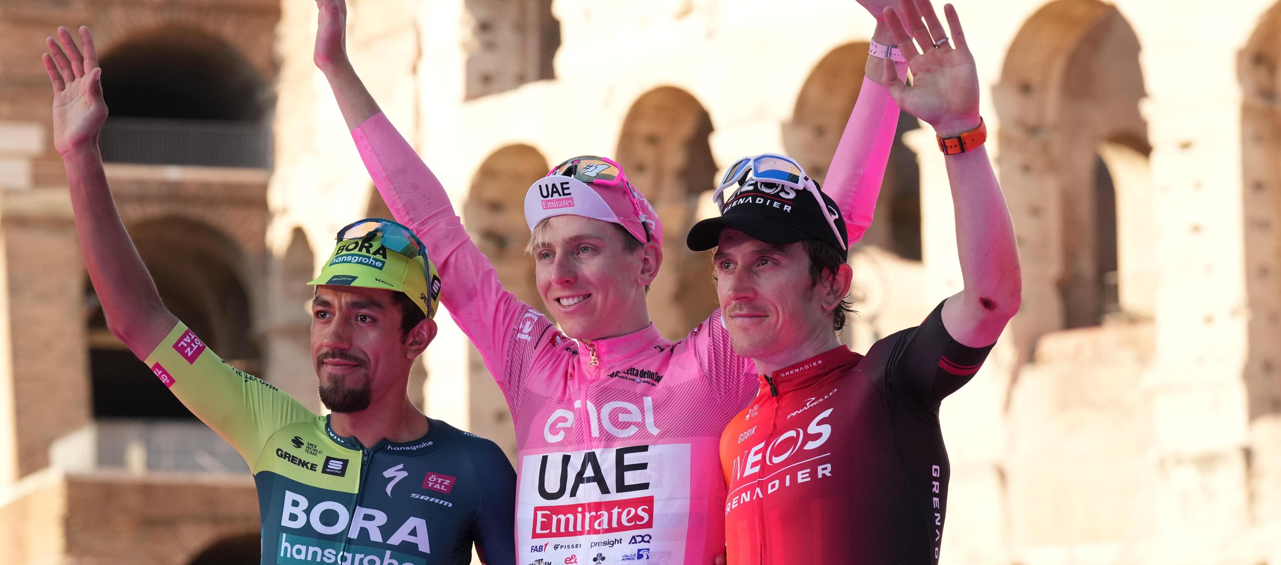 Daniel Felipe Martínez en el podio con el campeón, Tadej Pogacar, y el tercero, Geraint Thomas.