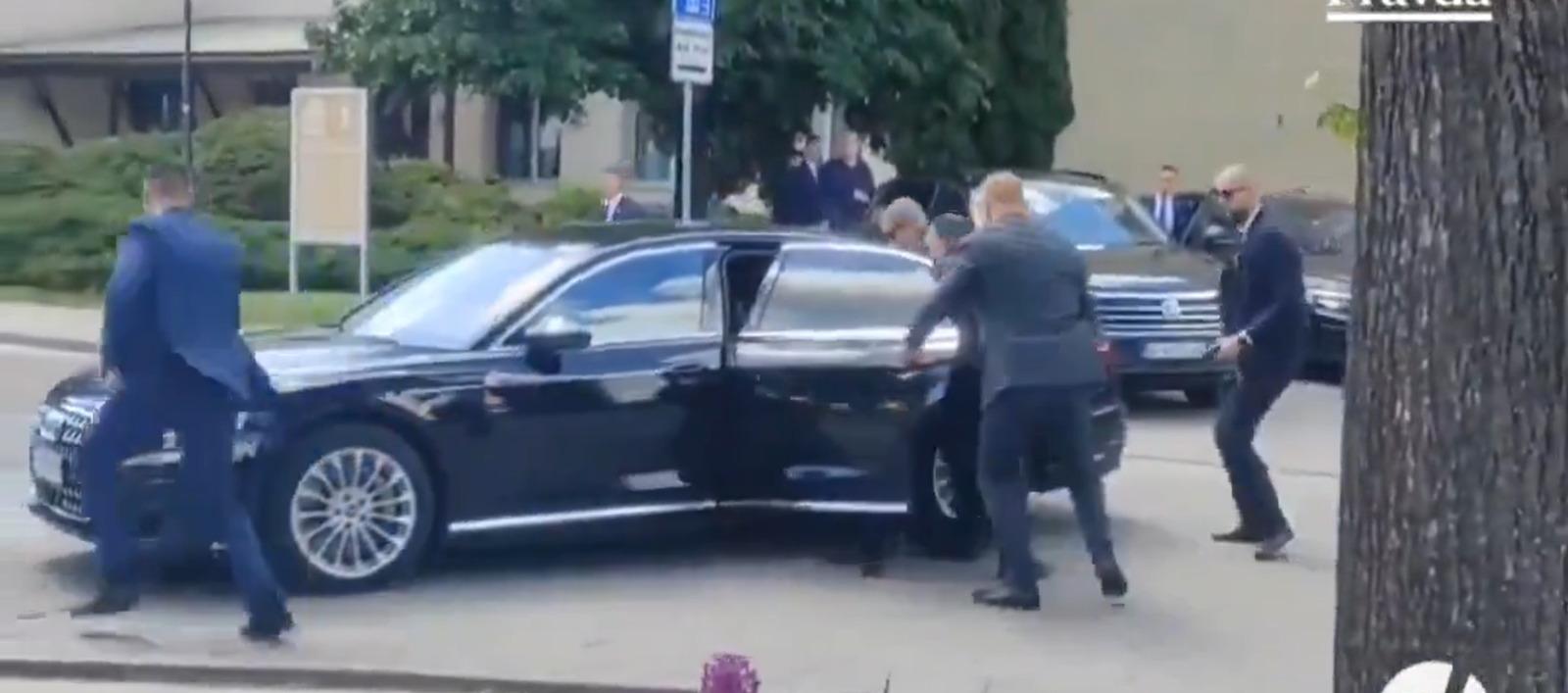 Momento en que el primer ministro es auxiliado por sus escoltas. 