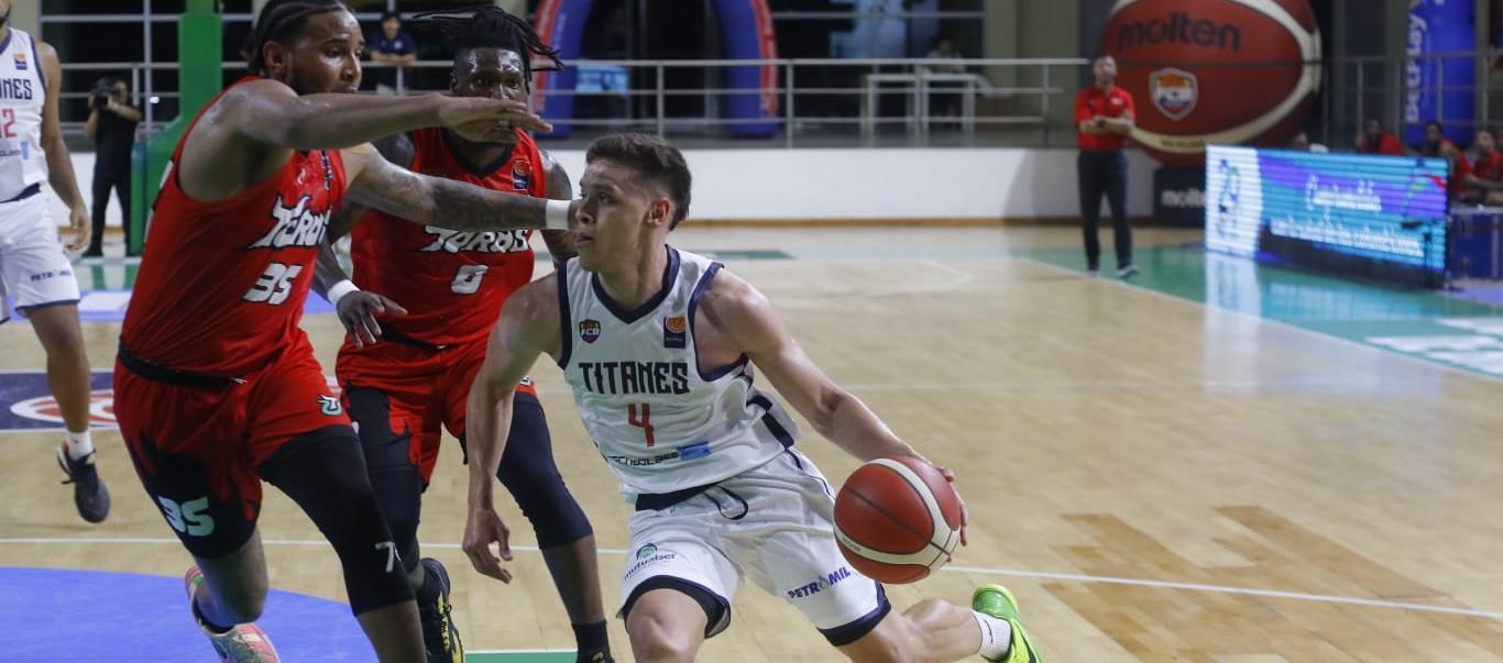 Hansel Atencia, en su debut con Titanes, facturó 14 puntos. 