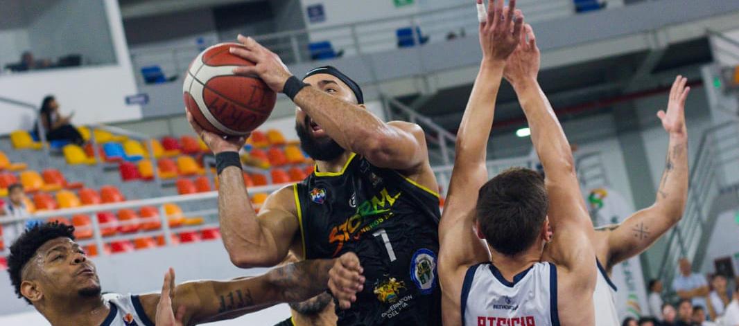 Amílcar Sánchez y Hansel Atencia, de Titanes, intentan bloquear a Romario Roque.