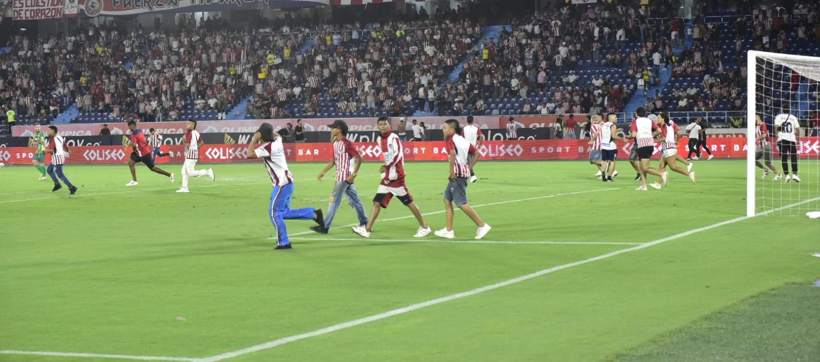 Público invadió el terreno de juego.