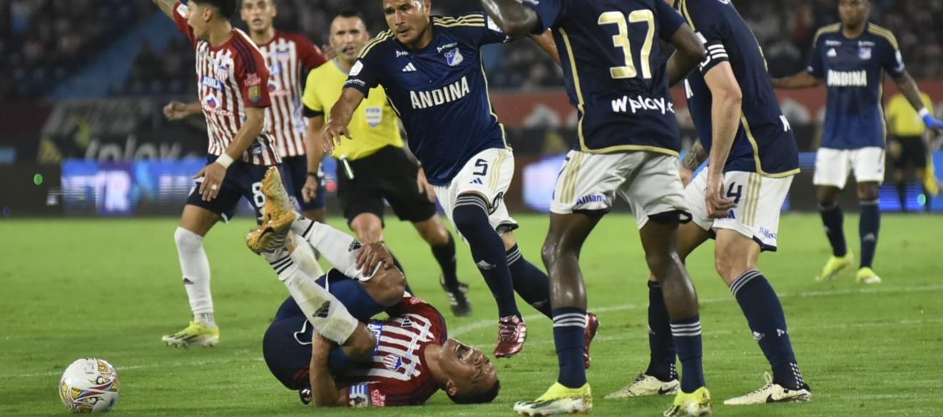 Falta contra Carlos Bacca que terminó en penal. 