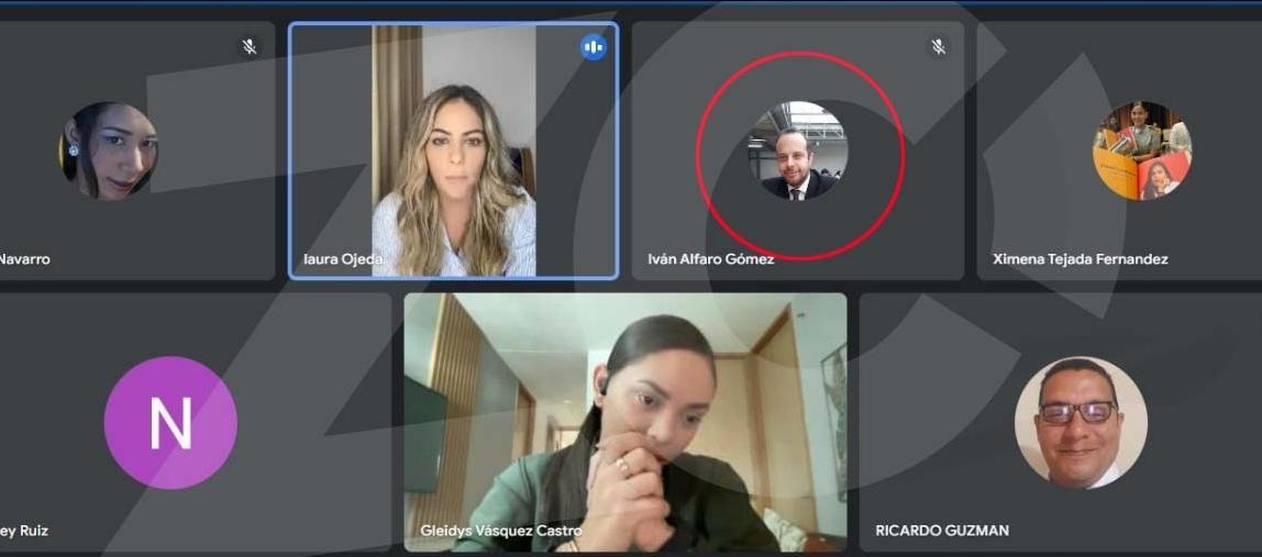 Laura Ojeda y su abogado Iván Alfaro Gómez.