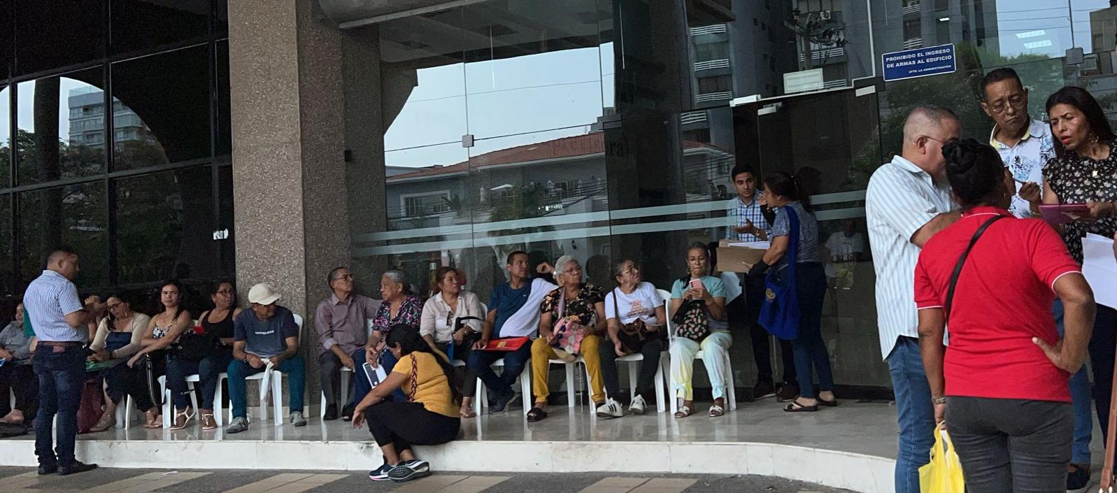 Docentes en las afueras de la Fiduprevisora.